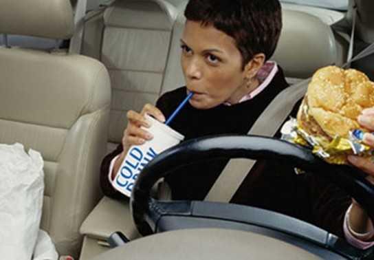 Vừa ăn vừa lái xe - Nguy hiểm khó lường!