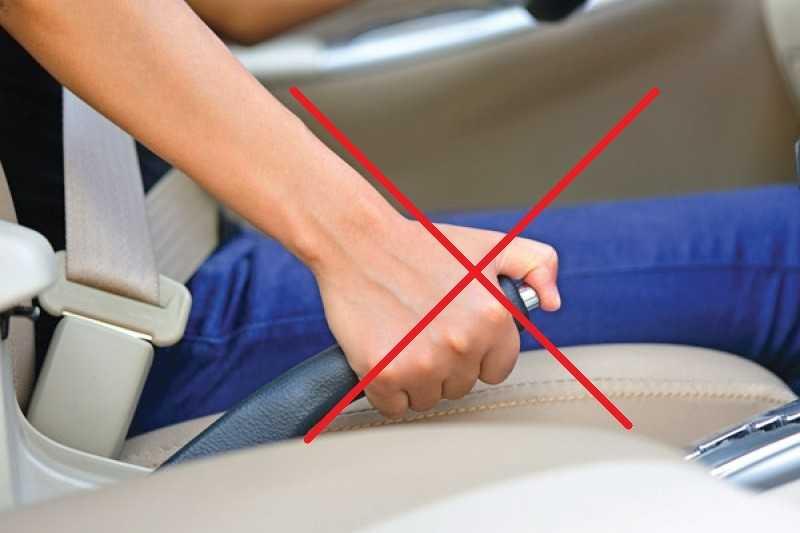 Không kéo phanh tay