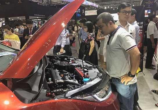 Người mua ô tô mất oan cả trăm triệu đồng vì lệ phí trước bạ