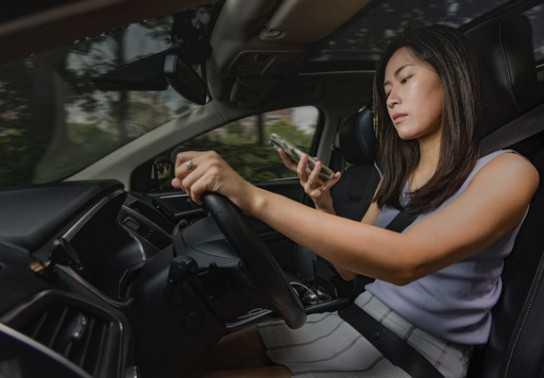 Nhắn tin khi lái xe: Nguy hiểm khôn lường