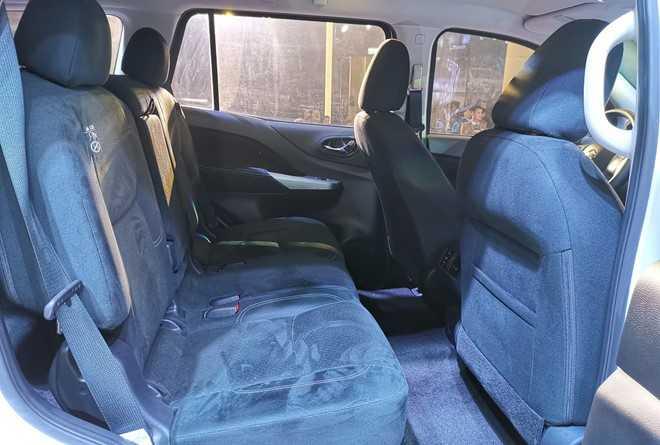 Khoang nội thất Nissan Terra