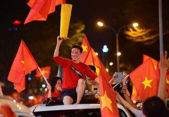 Lái ô tô gì đi "bão" AFF Cup cho ngầu?