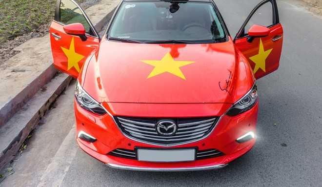 Siêu xe dán decal cổ vũ đội tuyển Việt Nam