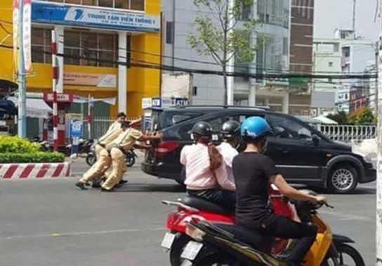 Làm gì khi ắc-quy ô tô hết điện?