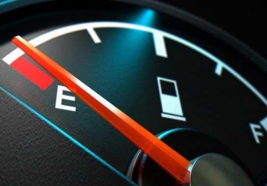 Làm gì khi xe ô tô hết xăng giữa đường?