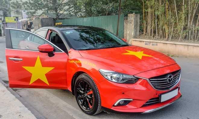 Siêu xe dán decal cổ vũ đội tuyển Việt Nam