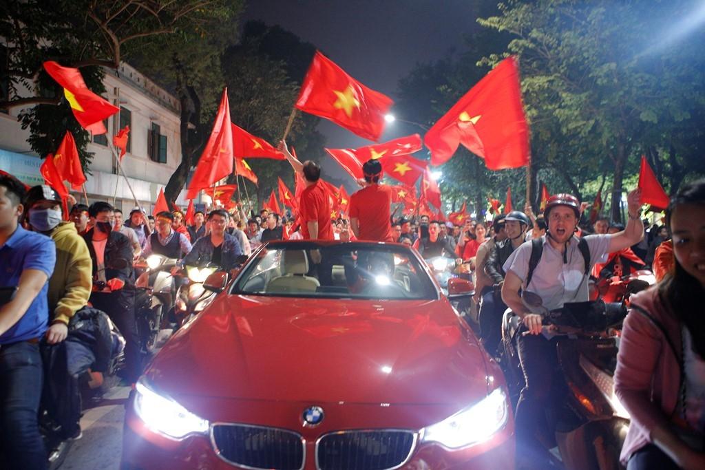 Xe mui trần đi bão AFF Cup