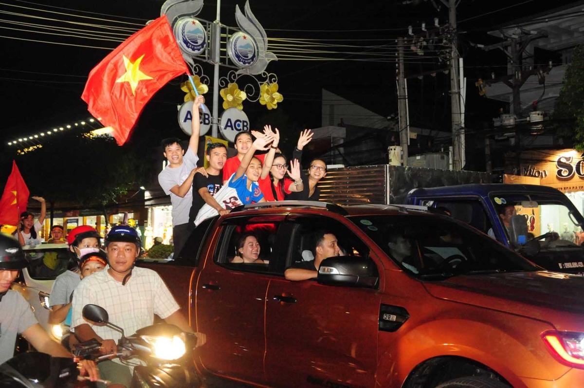 Xe bán tải đi bão AFF Cup