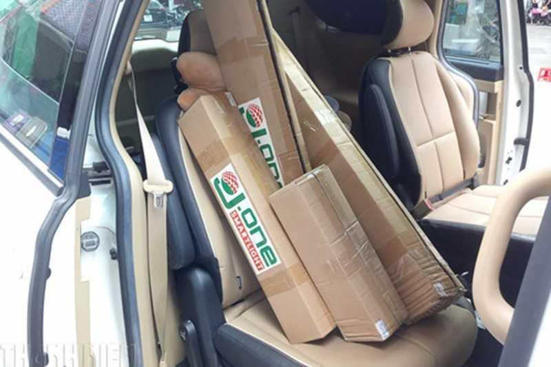 Đặt đồ nặng, cồng kềnh lên ghế