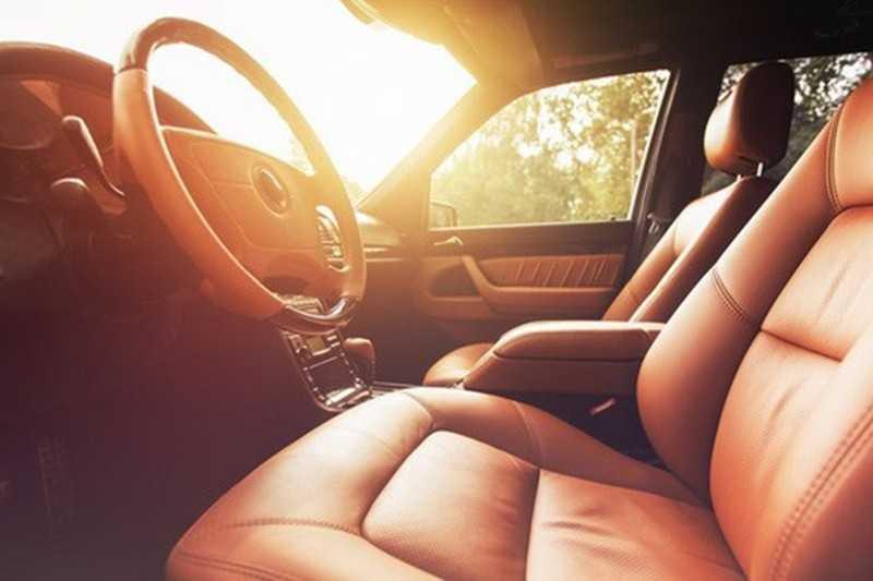 Vào xe mở điều hoà khi bên trong xe nóng