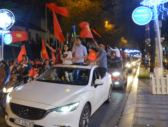 Xe có cửa sổ trời thích hợp đi bão AFF Cup