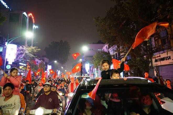 Xe có cửa sổ trời thích hợp đi bão AFF Cup