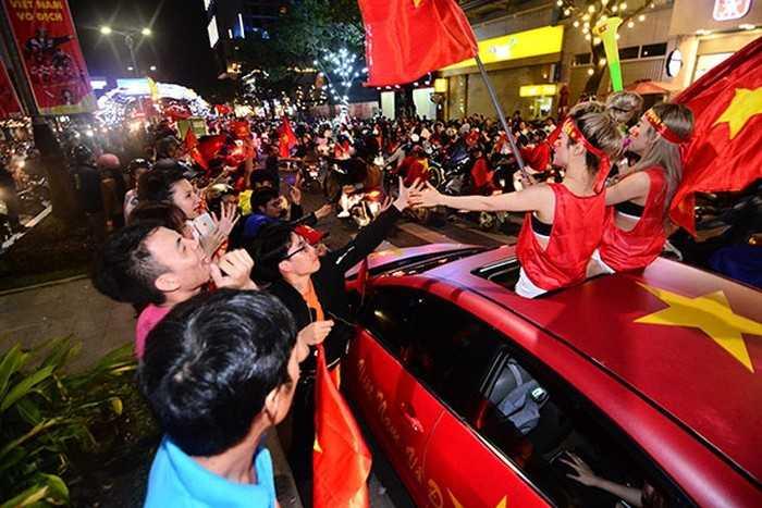 Xe có cửa sổ trời thích hợp đi bão AFF Cup