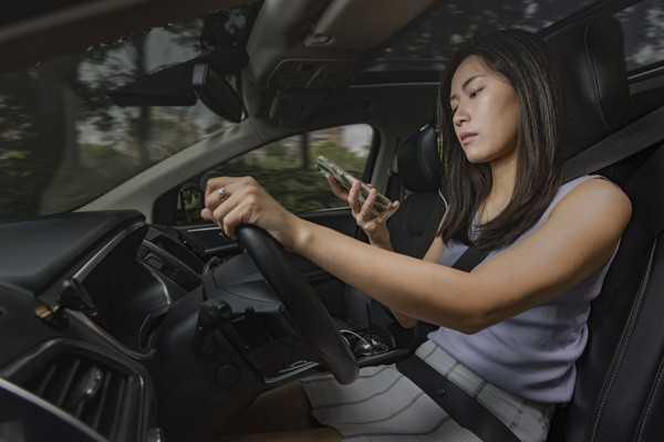 giảm thị lực khi lái xe do nhắn tin khi lái xe