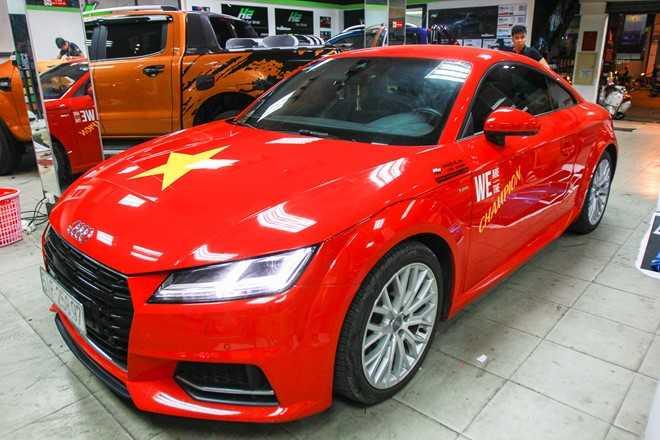 Siêu xe dán decal cổ vũ đội tuyển Việt Nam