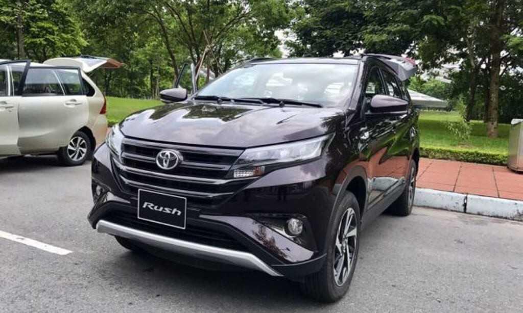 Về ngoại thất của Toyota Rush dễ làm người ta liên tưởng đến người đàn anh Fortuner pha trộn một chút chất MPV của Innova.