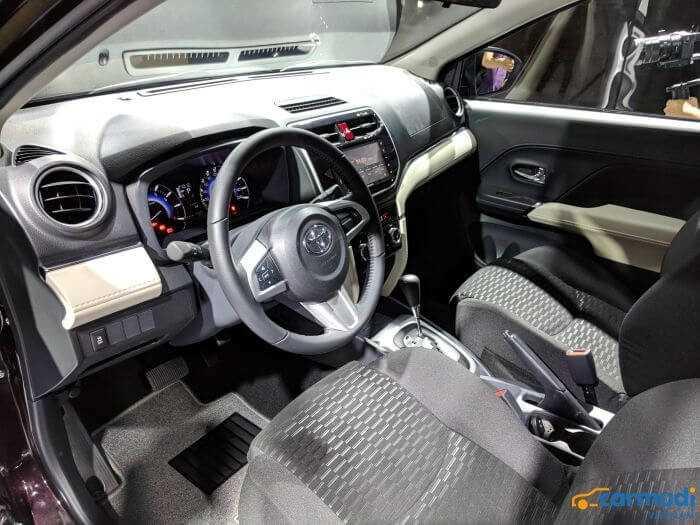 Ngay trước ghế lái là vô lăng bọc da thiết kế 3 chấu, tích hợp 1 số nút bấm điều chỉnh âm thanh, điện thoại rảnh tay. 