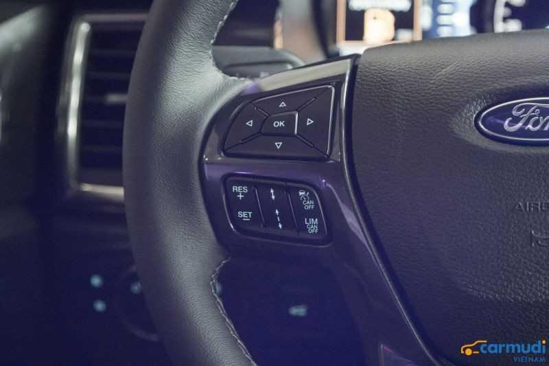 Sau vô lăng là đồng hồ lái hiện đại