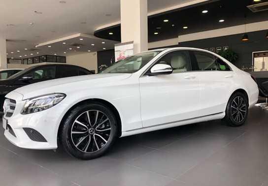 BMW 320i và Mercedes C200 rủ nhau giảm giá trên thị trường Việt Nam