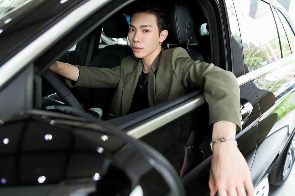 Erik trên ghế lái Mercedes GLC 300