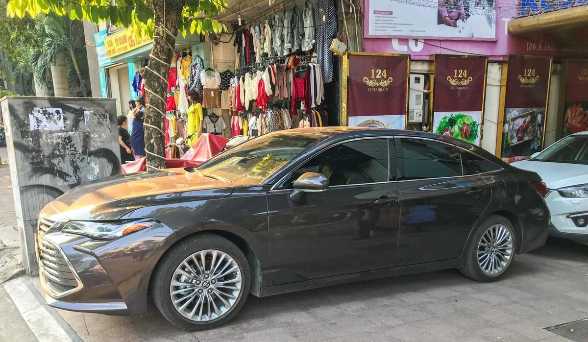 Cận cảnh hàng hiếm Toyota Avalon 2019