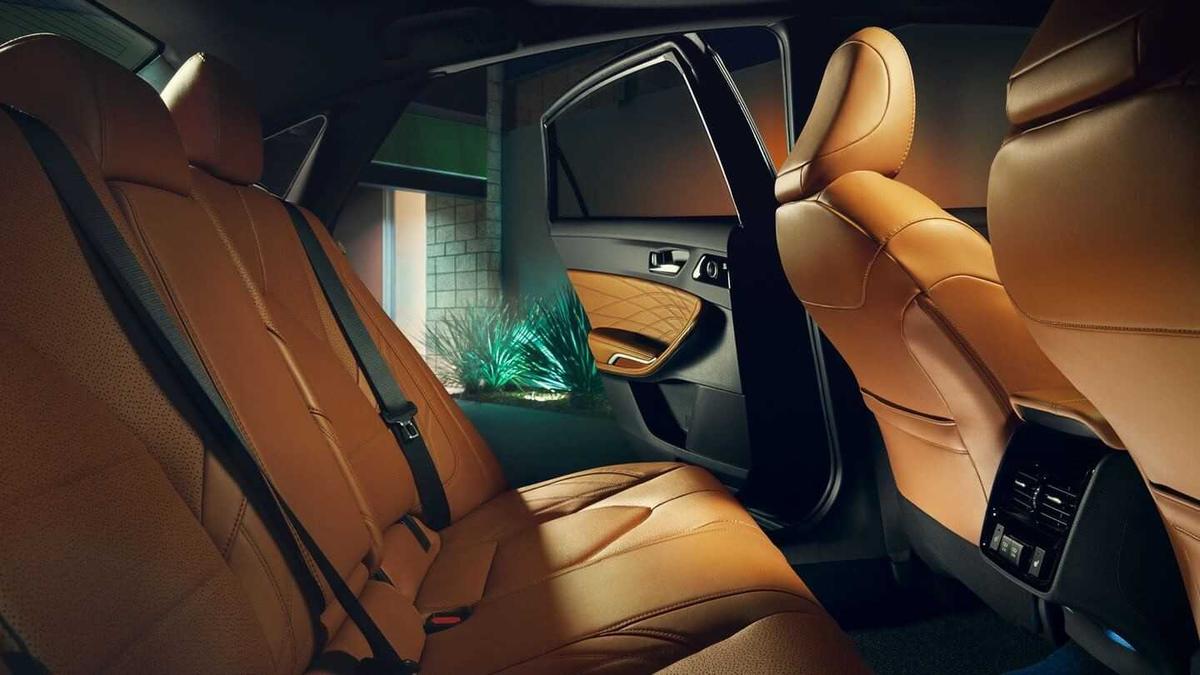 Khoang nội thất sang trọng của Toyota Avalon.