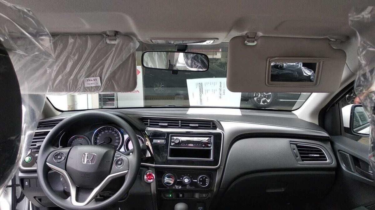 Nội thất đơn giản hơn bởi bỏ đi màn hình cảm ứng.