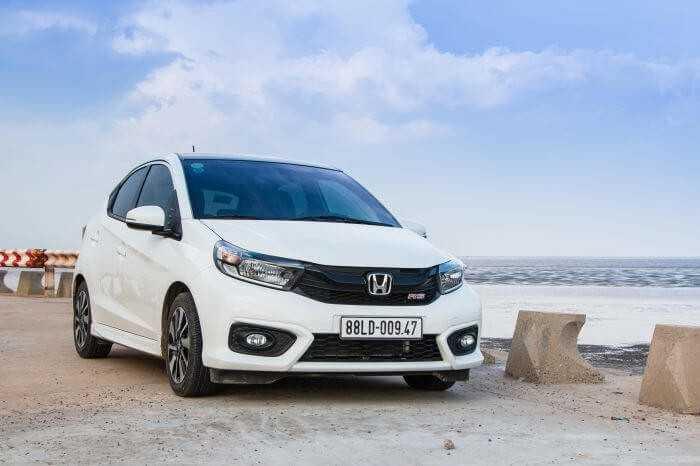 Honda Jazz có không gian nội thất rộng rãi, động cơ mạnh mẽ.