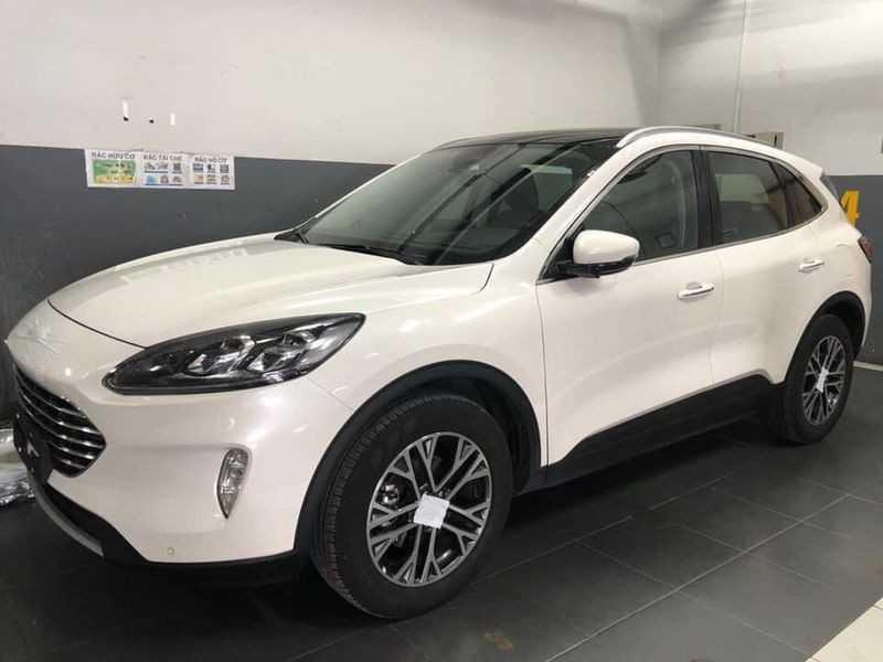 Thân xe nổi bật với bộ la-zăng hợp kim nan chữ Y