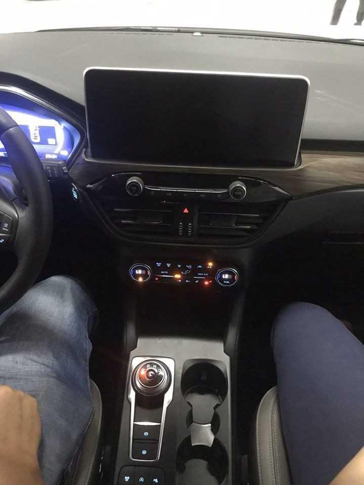 Một điểm tinh tế của thiết kế lần này là cần số dạng núm vặn hiện đại