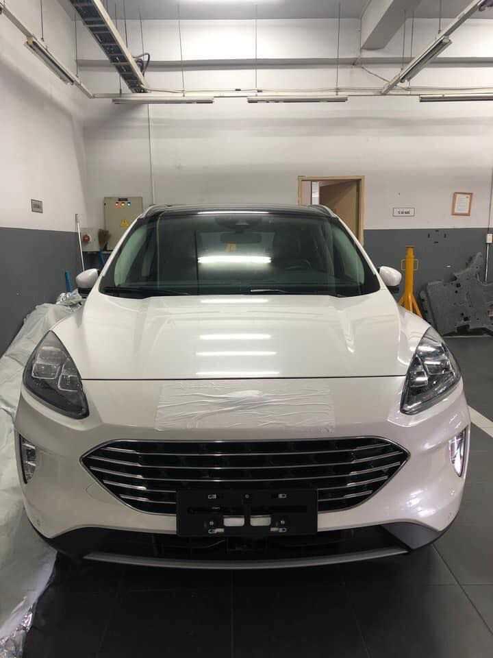 cụm đèn pha và các đường gân dập nổi trên nắp ca-pô