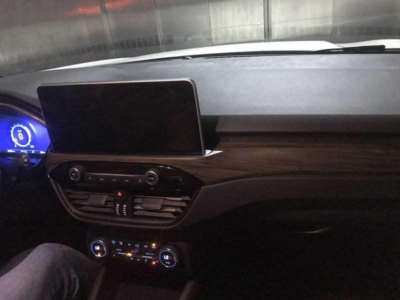 Phần nội thất sở hữu màn hình giải trí thiết kế dạng đứng