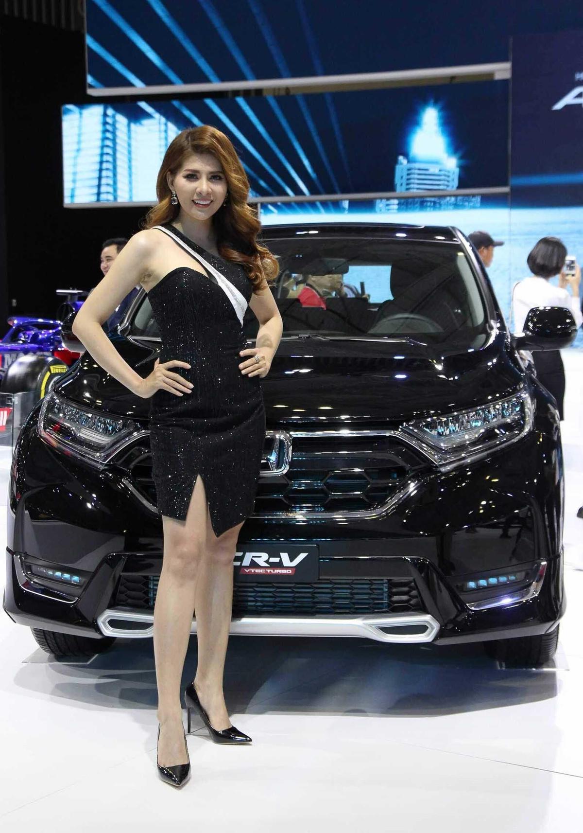 [VMS 2019] Nhìn ngắm những bóng hồng quyến rũ tại triển lãm ô tô Việt Nam