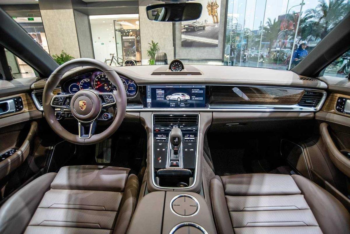 Tay lái Porsche Panamera