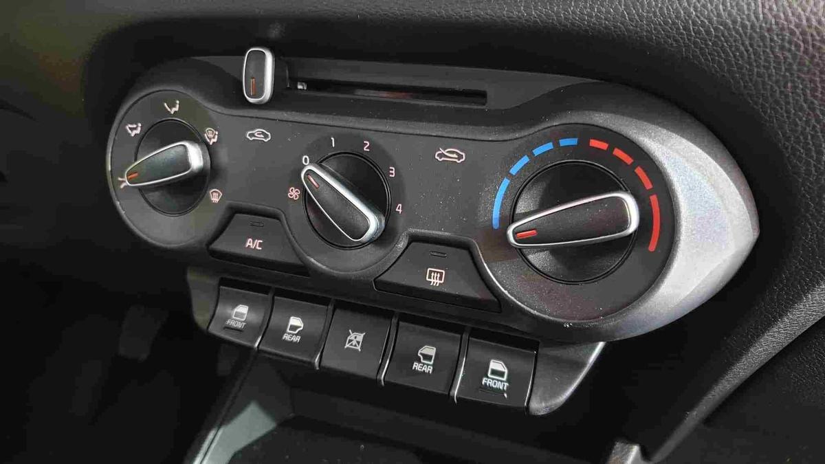 Nút điều chỉnh KIA Soluto 2019