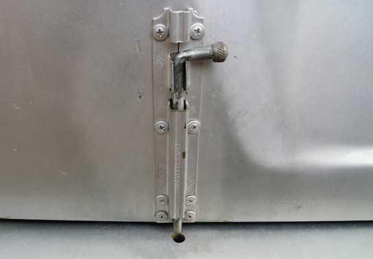 Ô tô chở rơi ba học sinh do chốt cửa tự chế