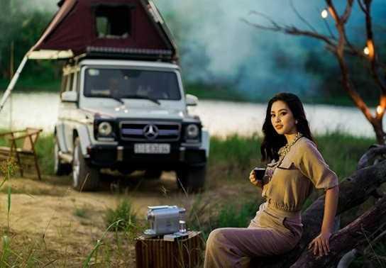 Hoa hậu Tiểu Vy gây sốt với bộ ảnh bên Mercedes-AMG G63 của ông chủ Trung Nguyên