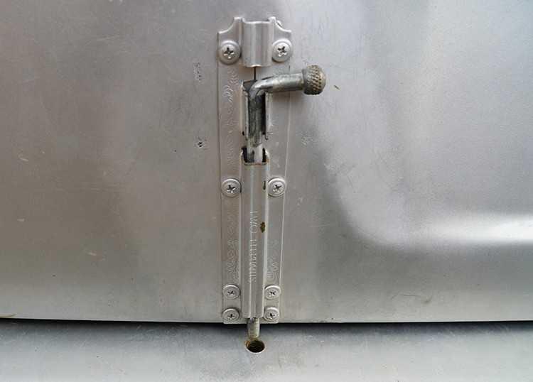 Chốt cửa sau được gắn bên ngoài nảy lên khi xe chạy được cho nguyên nhân cửa bung.