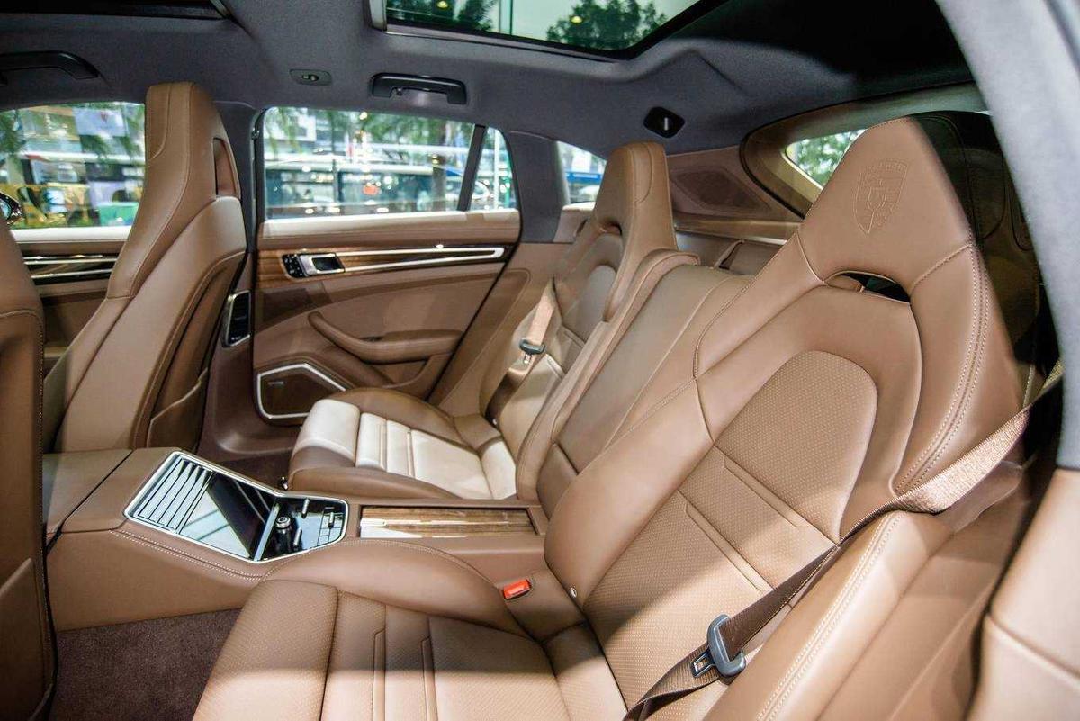 hàng ghế sau xe hơi Porsche Panamera