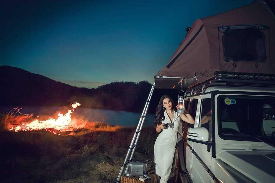 Hoa hậu Tiểu Vy bên chiếc Mercedes-AMG G63 màu trắng.