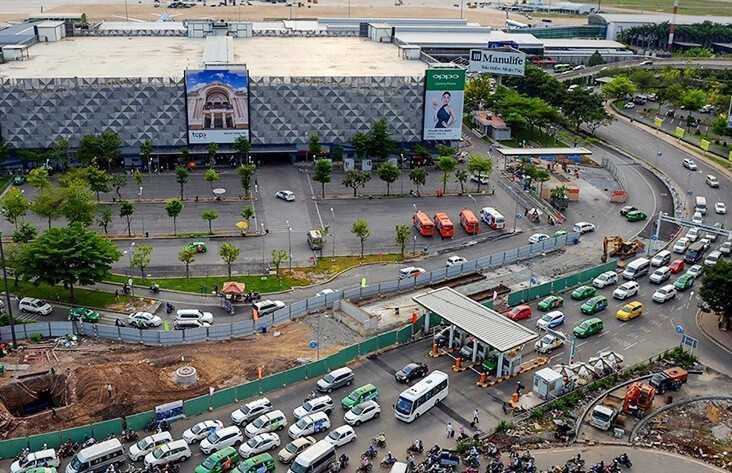 Các phương tiện tại trạm thu phí sân bay