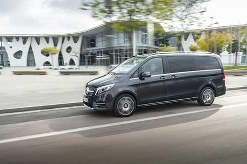 V 250 Luxury được phân phối chính hãng với mức giá 2,579 tỷ đồng