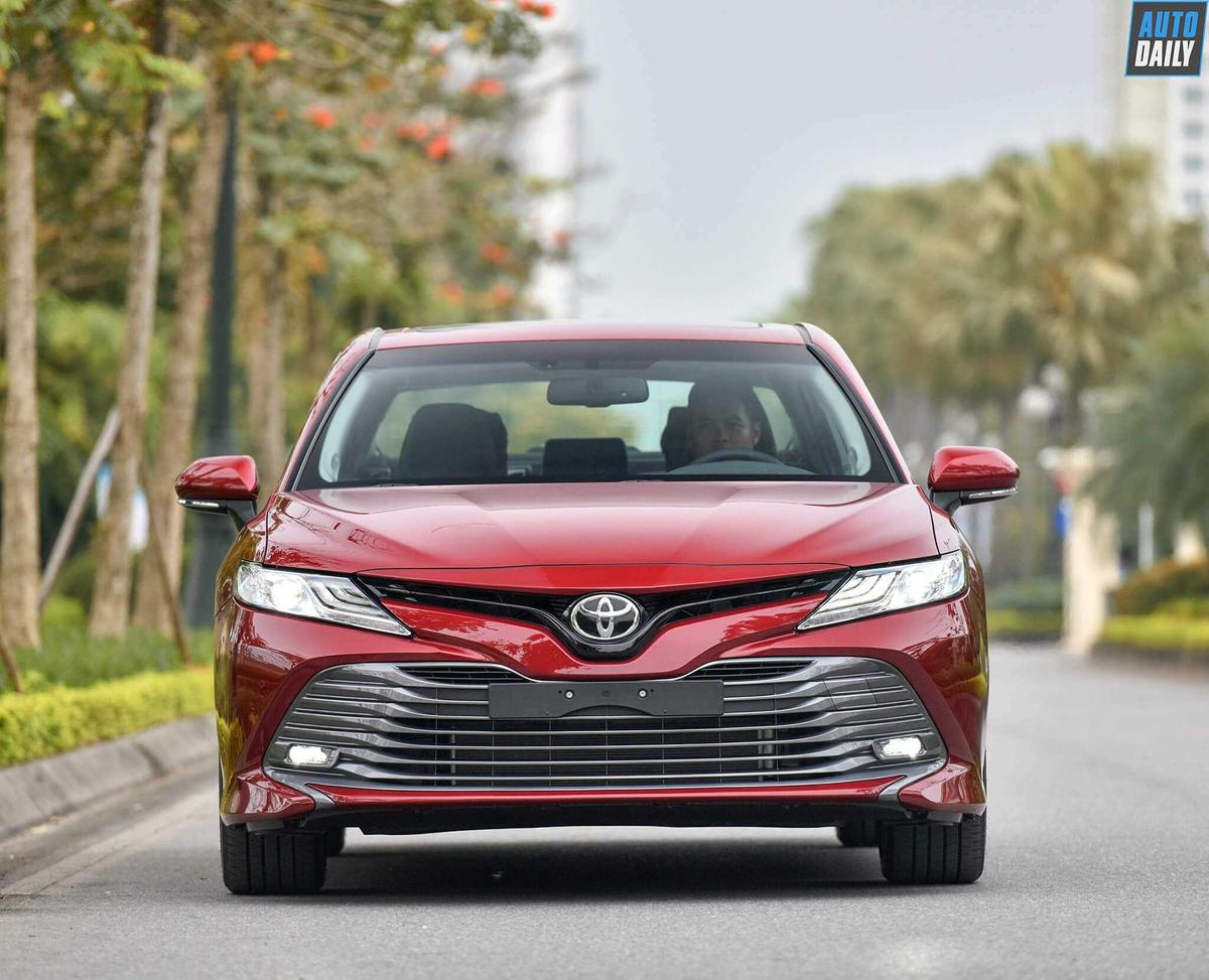 Toyota Camry 2019 sở hữu phong cách thiết kế thể thao và khỏe khoắn hơn
