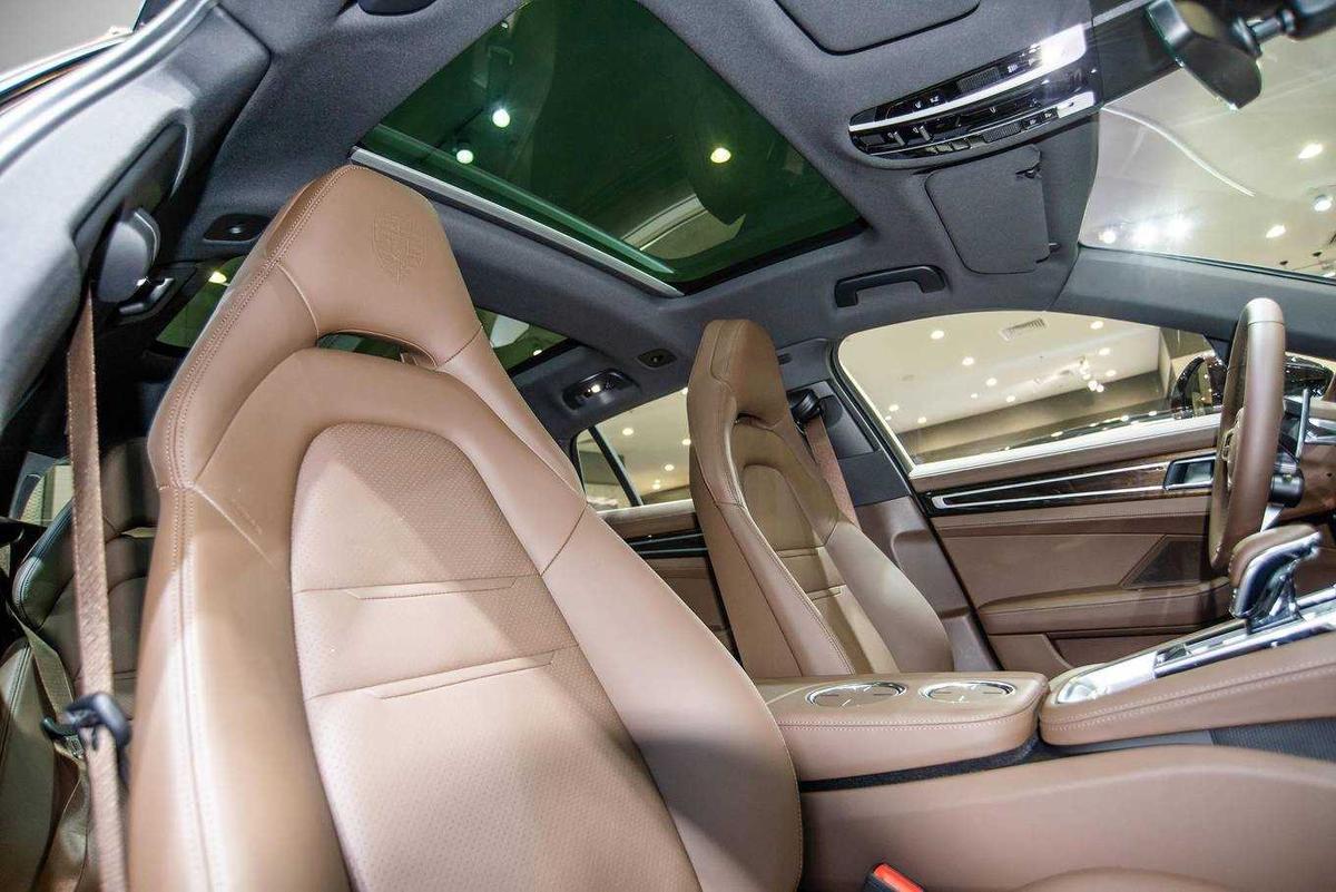 hàng ghế chính diện Porsche Panamera