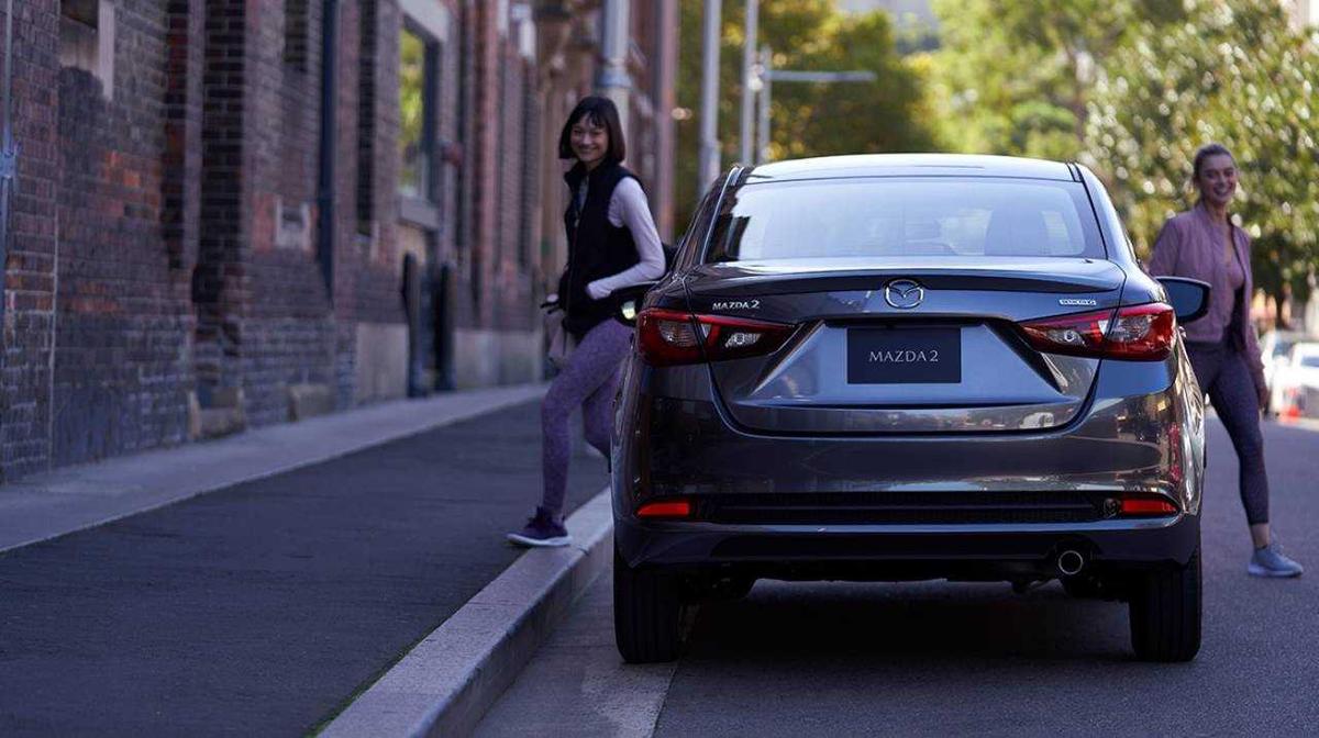 Ngoại thất phía sau xe Mazda2 Sedan 2020