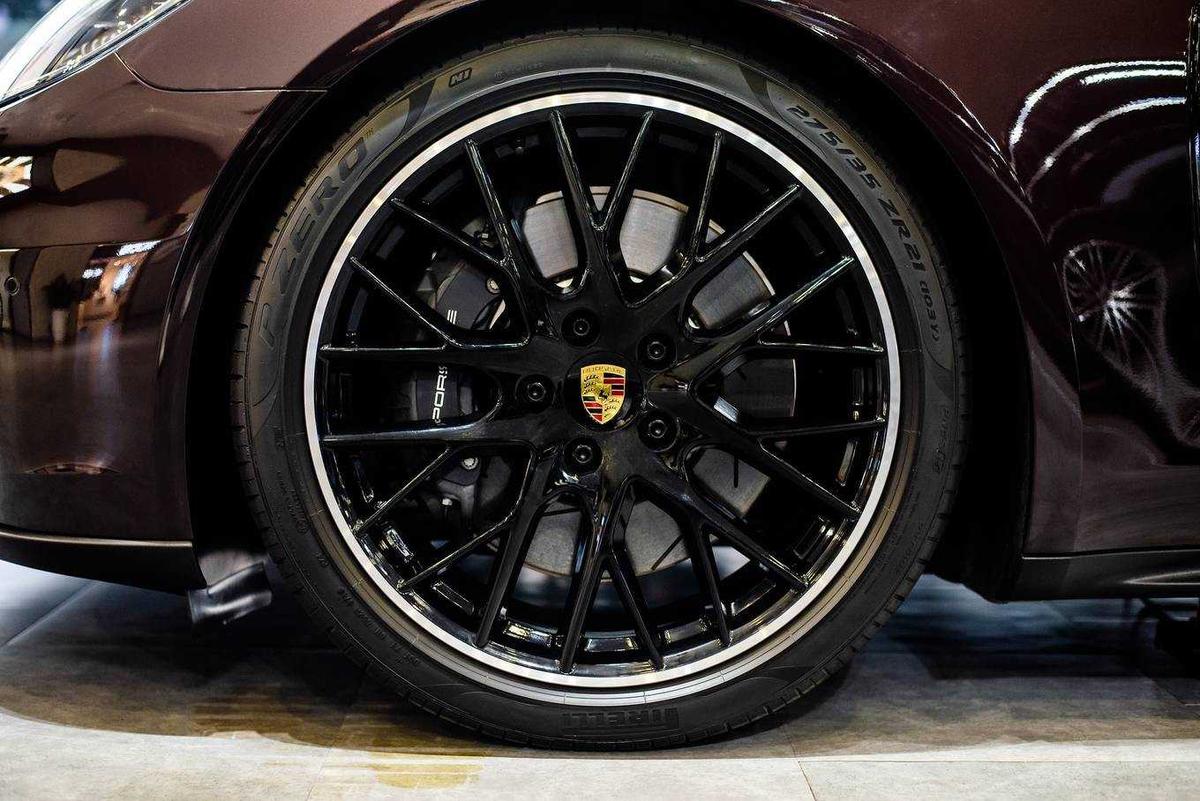 phanh đĩa Porsche Panamera