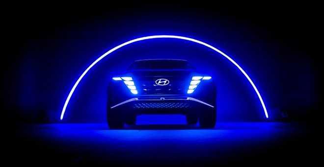 đèn pha tạo thành đồ họa hình chữ X ở phía trước đầu xe Hyundai Tucson