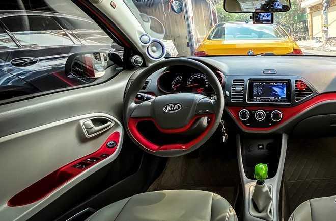 Nội thất được sơn đỏ vài chi tiết