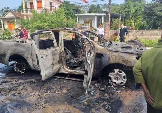 Ford Ranger cháy trơ khung, nữ tài xế bất lực cứu xe