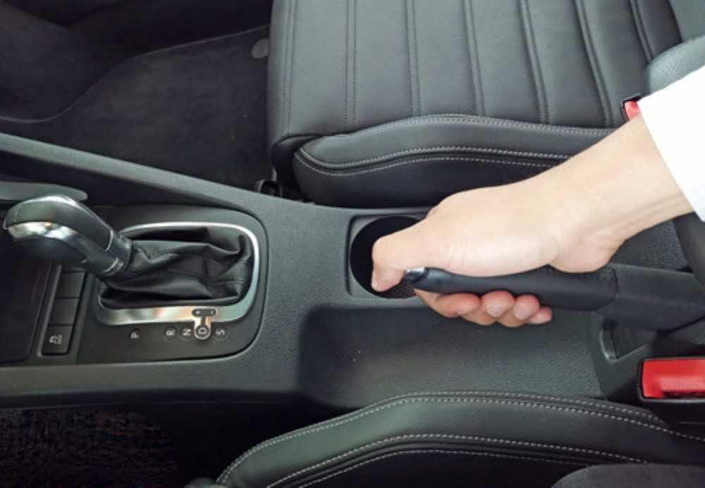 nên kéo phanh tay trước khi về P